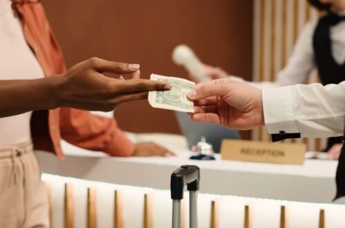 How to Tip at a US Hotel